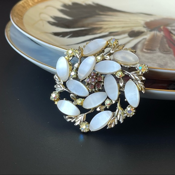 Vintage crystal flower round elegant victorian brooch - Picture 9 of 14